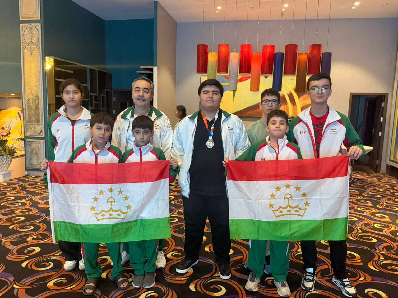 18-летний международный мастер Илхоми Джалолиддин завоевал две бронзовые медали на чемпионате Азии среди кадетов и юниоров