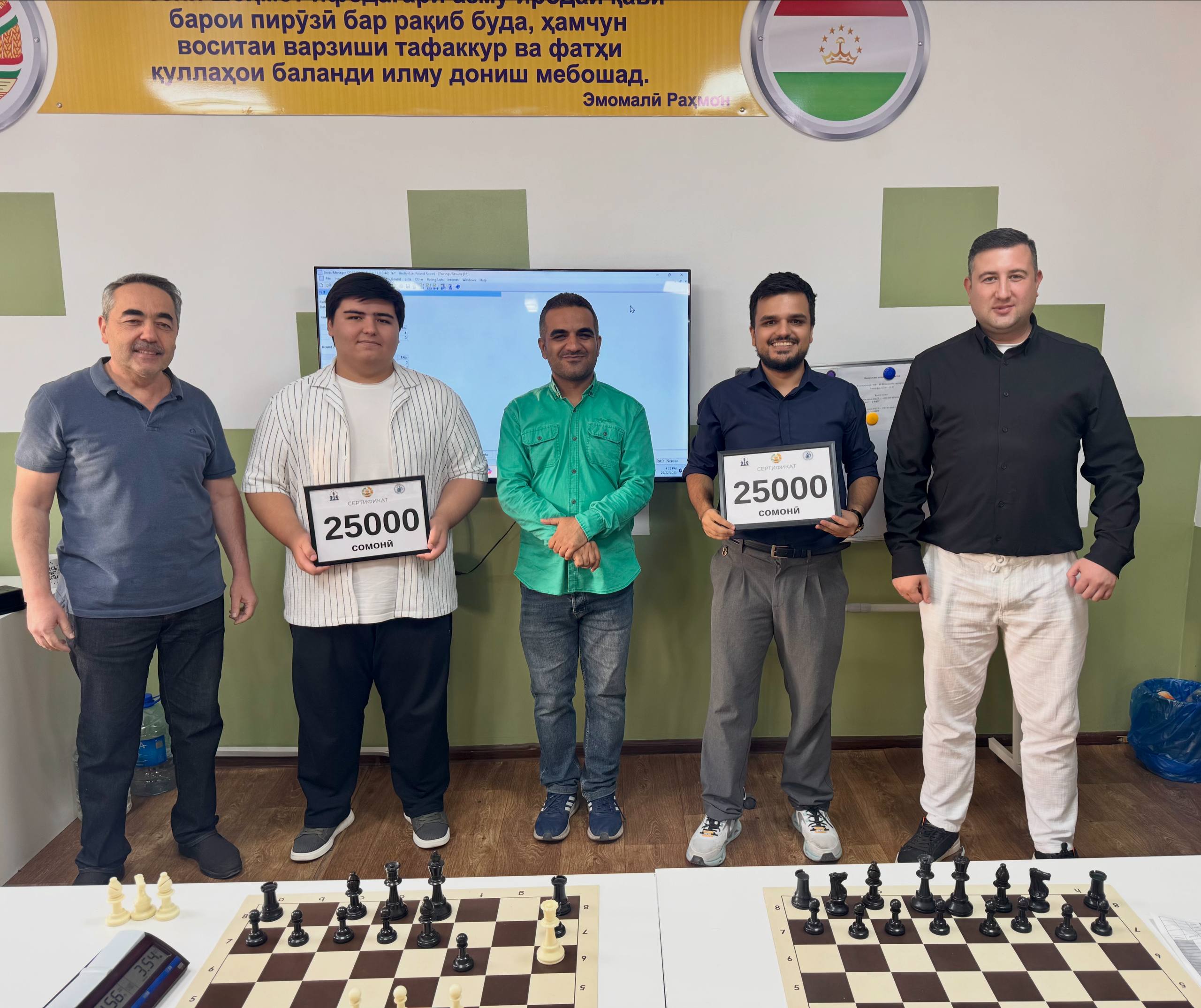 Успех юного мастера и труд наставника: Федерация шахмат Таджикистана вручила награды Илхоми Джалолиддину и Мусави Халилу