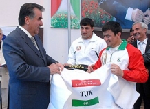 Пресс-служба президента: таджикские спортсмены едут на Олимпиаду благодаря мудрой политике Э.Рахмона